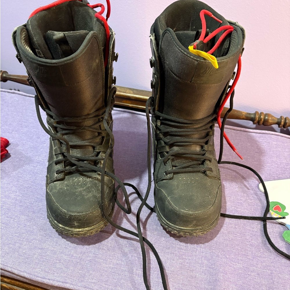 Black Lace-Up Nike men’s snowboard boots
